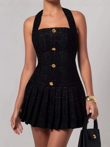 Elegantes schwarzes Tweed-Neckholder-Kleid mit Gold-Schnallen und Faltenrock-Saum
