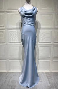 Dettaglio dell'abito in raso celeste con elegante scollo a cappuccio e design senza maniche