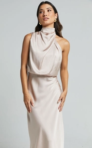 Detailaufnahme des champagnergoldenen Satin-Maxikleids mit elegantem Wasserfall-Ausschnitt