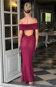 Vue arrière détaillée d'une robe en dentelle bordeaux avec un dos nu très élégant