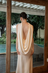 Détail du dos nu d'une robe longue en satin champagne avec col bénitier et finitions soyeuses