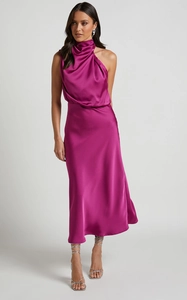 Elegantes fuchsiafarbenes Satin-Midikleid mit Neckholder-Ausschnitt und seidiger Textur