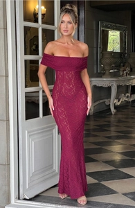 Détails de la dentelle florale bordeaux et de l'encolure à épaules dénudées de la robe