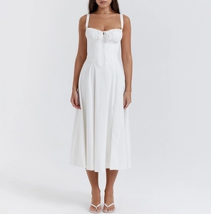 Detailoverzicht van witte Franse vintage midi-jurk met korset vetersluiting en hoge split