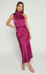 Elegantes magentafarbenes Satin-Midikleid mit schickem One-Shoulder-Wasserfallausschnitt