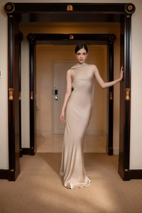 Détails du tissu en satin champagne et de l'élégant col licou de cette robe de soirée longue