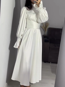 Robe élégante en satin blanc à manches longues, manches lanternes et taille haute