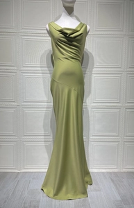 Dettaglio dell'abito da sera in raso verde avocado con elegante scollo a cappuccio