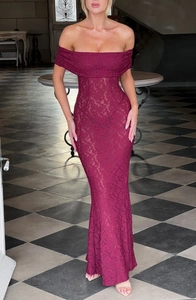 Détail de la dentelle florale rouge foncé et du col bardot sur la robe de soirée