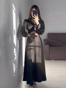 Robe longue élégante en satin noir avec manches bouffantes et col montant pour soirées