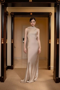 Robe de soirée en satin champagne avec col bénitier élégant et dos nu chic