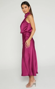 Detail des Neckholder-Designs und eleganten Falten aus Satin am Maxikleid