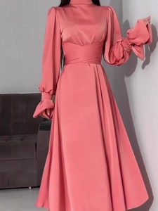 Robe élégante en satin à manches bouffantes mauve avec une taille cintrée croisée