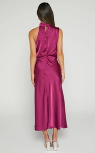 Elegantes magentafarbenes Satin-Neckholder-Kleid mit seidiger Textur und Rückenöffnung