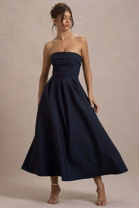 Vue détaillée d'une robe de soirée bustier bleu marine avec une jupe plissée trapèze chic
