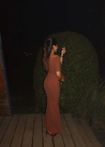 Détail de la robe sirène marron rouille à épaules dénudées avec une coupe ajustée