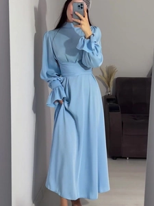 Robe longue élégante en satin bleu clair à manches bouffantes avec taille nouée