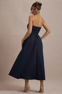 Vue arrière d'une robe de soirée bustier bleu marine avec fermeture éclair et coupe ajustée