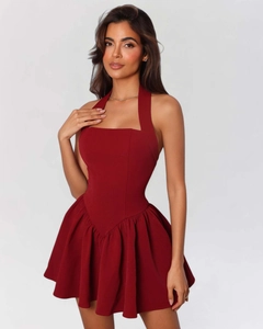 Nahaufnahme des weinroten Neckholder-Minikleids mit hoher Taille und Faltenwurf am Saum