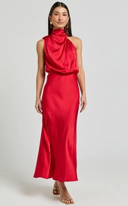 Elegantes rotes Satin-Maxikleid mit Neckholder und raffiniertem Faltenkragen-Detail