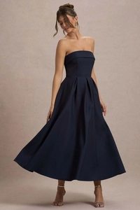 Détail de la robe de soirée bustier bleu marine avec taille ajustée et jupe plissée élégante