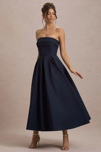 Détail d'une élégante robe bustier en satin bleu marine avec taille plissée et coupe A
