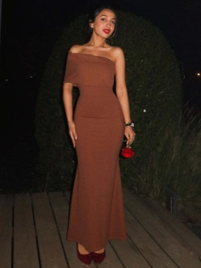 Robe longue sirène rouge brique à épaule dénudée coupe ajustée élégante pour soirée
