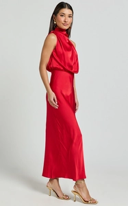 Detail des eleganten roten Satin-Halterkleids mit luxuriöser Drappierung und seidigem Glanz