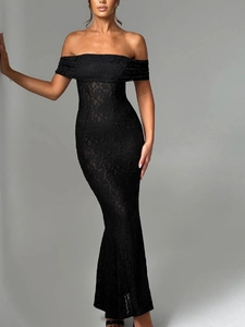 Robe longue élégante en dentelle noire à épaules dénudées avec une coupe sirène ajustée