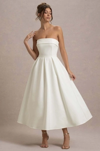 Détail du tissu en satin blanc lisse et de la taille haute de cette robe bustier longue