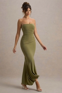 Dettaglio dell'abito a fascia verde muschio con vita arricciata e fondo a sirena elegante