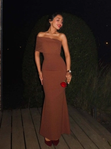 Robe de soirée sirène marron à épaule dénudée pour des événements élégants et formels