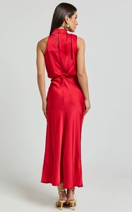 Detail eines roten Satin-Maxikleids mit Neckholder, Rückenzug und schlankem Taillen-Effekt