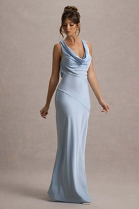 Dettaglio dell'elegante scollo a cappuccio su un abito da sera in raso azzurro