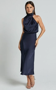 Details von elegantem dunkelblauem Satin-Midikleid mit Neckholder und Drapierfalten
