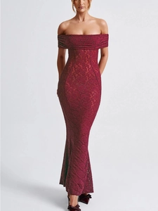 Robe longue élégante en dentelle florale bordeaux avec coupe sirène et épaules dénudées