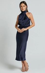 Detail eines eleganten dunkelblauen Satin-Midikleids mit raffiniertem Neckholder-Ausschnitt