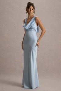 Dettaglio dell'abito in raso azzurro con elegante scollo a cappuccio e vestibilità slim