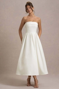 Détail d'une robe de soirée blanche bustier avec taille plissée élégante et coupe en ligne A