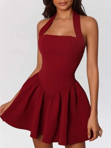 Elegantes tiefrotes Neckholder-Minikleid mit Rüschensaum und hoher Taille für Damen