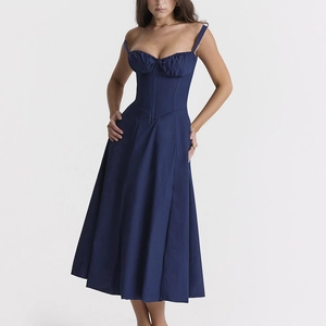 Elegante marineblauwe corset midi-jurk met spaghettibandjes en gebloemd veterdetail