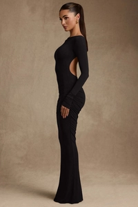Dettaglio dell'elegante abito nero attillato con design a schiena scoperta a mezzaluna