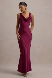 Elegante abito lungo in raso bordeaux con sofisticato scollo a cappuccio e taglio a sirena