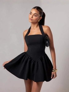 Elegantes schwarzes Halter-Minikleid mit tailliertem Schnitt und geruschtem Saum