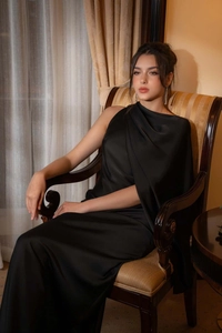 Robe de soirée élégante en satin noir avec cape asymétrique unique et finition brillante de luxe