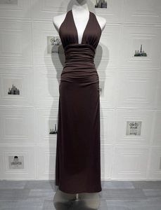 Détail d'une robe longue dos nu marron foncé avec décolleté en V et taille froncée