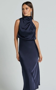 Detailansicht des eleganten dunkelblauen Satin-Kleides mit einem edlen Wasserfallausschnitt
