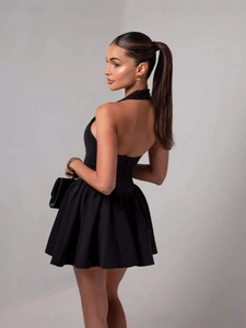 Elegantes rückenfreies schwarzes Minikleid mit Rüschensaum und hoher Taille für Partys