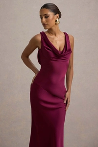 Dettaglio di un abito elegante in raso magenta con scollo a cappuccio e taglio aderente