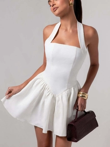 Weißes Halter-Minikleid mit hoher V-Taille und Rüschensaum an einem Studio-Modell